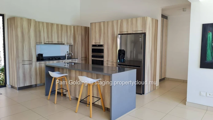 "Villa PDS à vendre à Grand Baie, 325m² habitable, terrain 511m², 4 chambres. Prix $. Ne manquez pas!"