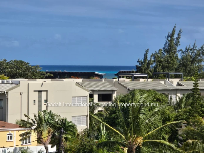 Exceptional penthouse with private rooftop in Pereybere – Sea & mountain views