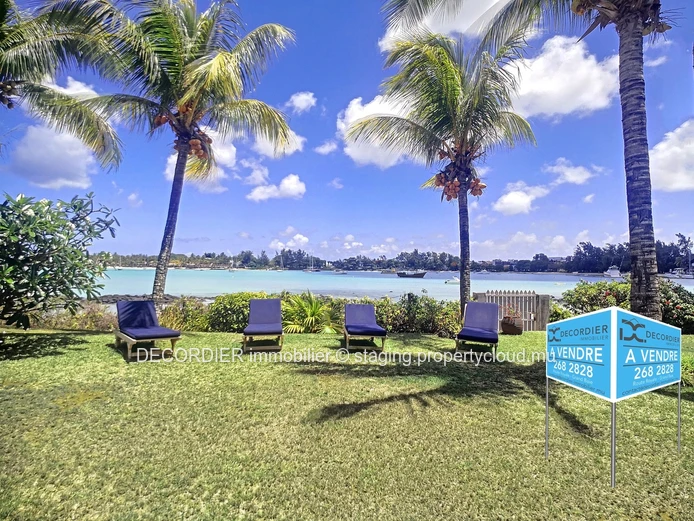 Ground floor apartment located in a waterfront residence