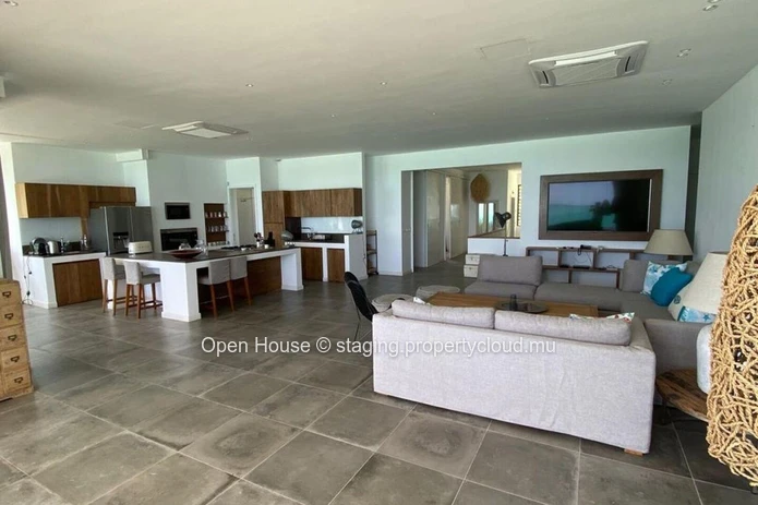 Penthouse pieds dans l'eau, 4 chambres, 4 salles de bain, piscine, vue sur la mer. Grand Baie. Marché local uniquement