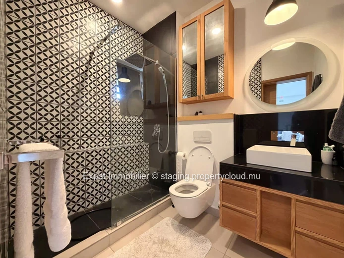 Elegant Penthouse with 3 Ensuite Bedrooms – For Sale in Péreybère