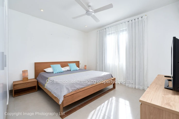 Appartement R+2 à vendre à PEREYBERE, Grand Baie, 120m², 2 chambres, piscine commune, parking gardé, meublé, 295 000 €.