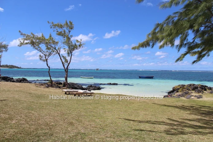 To rent - Stunning beachfront penthouse, furnished and equipped, of 150 m² located in a residence in Belle Mare 