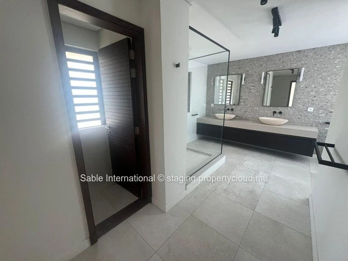 Villa RES à vendre à Beau Champ, 589m² habitable, 2.400m² terrain, 5 chambres, piscine privée, accès mer, salle de gym.