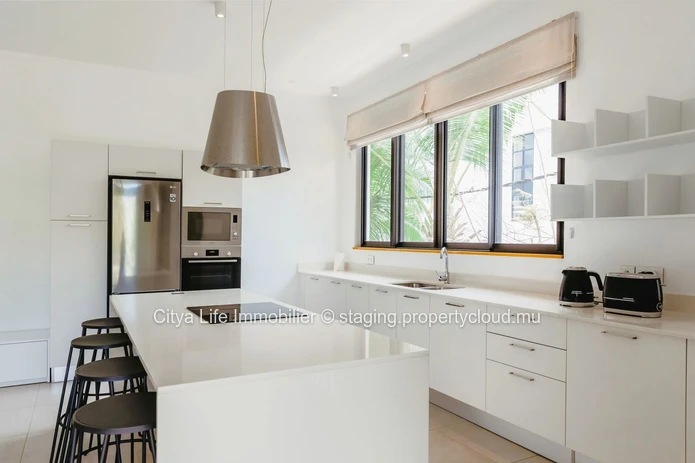 REZ+2 à vendre à Pointe aux Canonniers, 165m², 3 chambres, bureau, piscine commune. Terrain en toute propriété. Rs.