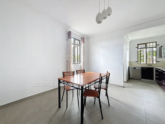 Belle villa moderne de 230 m² à Pereybere – Résidence sécurisée avec piscine (Mandat exclusif)