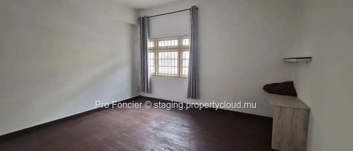 Commercial space for rent in Curepipe – with apartments on a busy main road