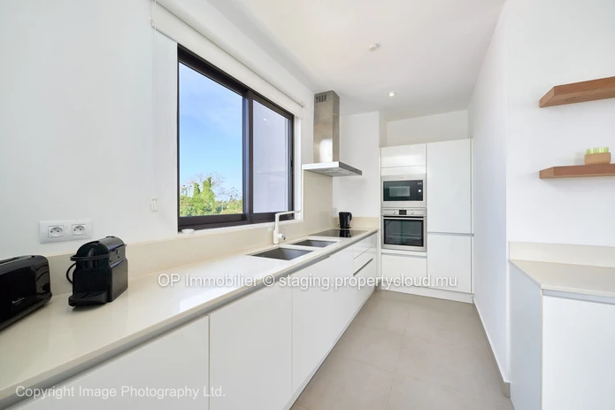 Appartement R+2 à vendre à PEREYBERE, Grand Baie, 120m², 2 chambres, piscine commune, parking gardé, meublé, 295 000 €.
