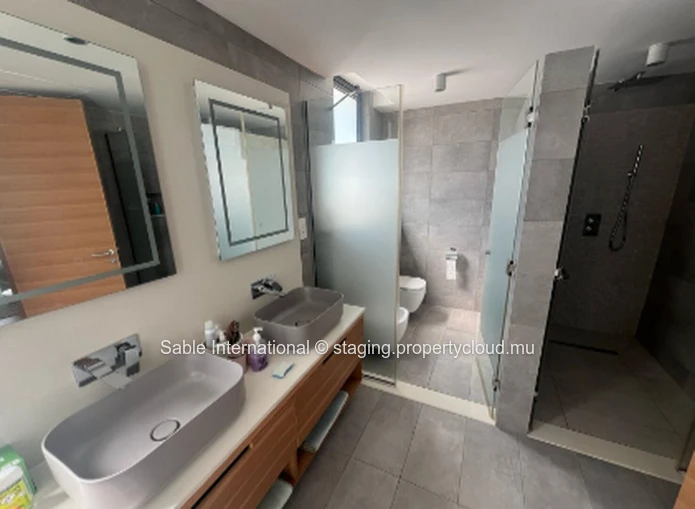 Villa à vendre Pereybere, 438m², 4 chambres, piscine privée, proche commodités. Climatisée, garage.