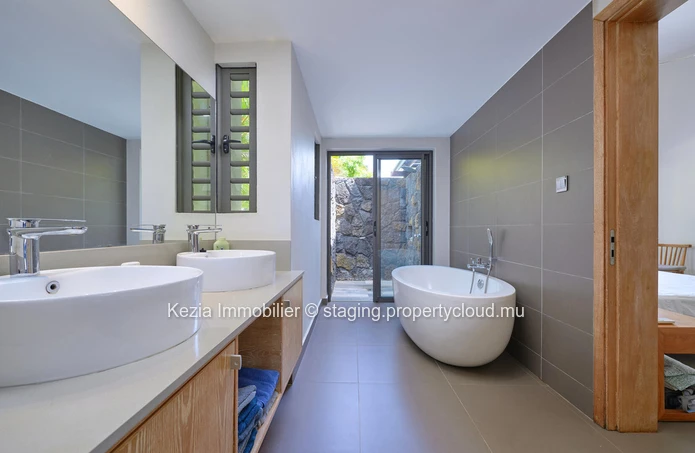 Contemporary Villa In A Secure Residence