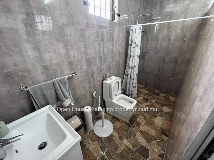 MAURITIAN VILLA in Grand Baie, 300m² living space, 353m² land, 3 bedrooms, office, garden, parking, close to schools,...