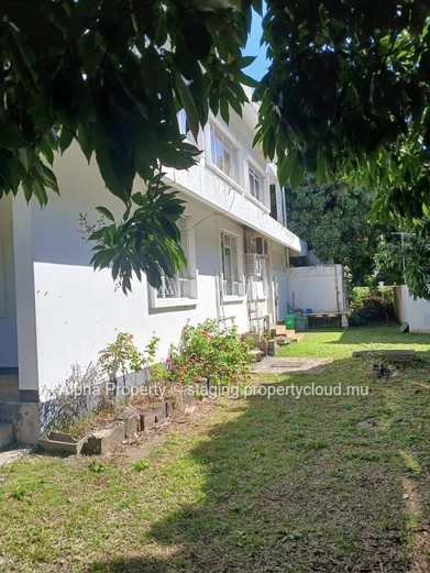 "Spacious 6-bedroom House in Moka with Office, 250m² Living Area, 2,500m² Land - Only Rs 25M!"
