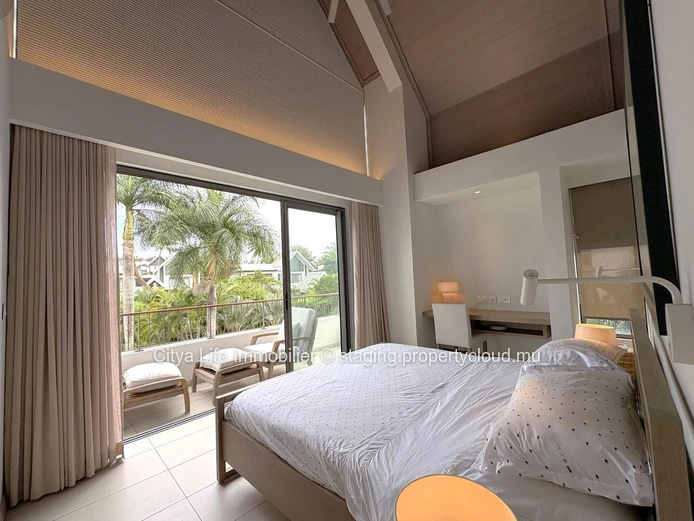 Villa SCS à vendre à Mon Choisy, 512m² habitables, 884m² terrain, 4 chambres, bureau, piscine privée. Prix : 1,850M €.