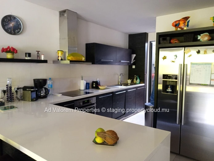 Duplex à vendre à Rivière Noire, vue mer et montagne, proche écoles, bus, golf, clinique et hôpital. 3 chambres.