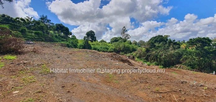 A VENDRE - Terrain de 362 toises en bordure de rivière dans un cadre naturel situé dans un quartier résidentiel à Mon...