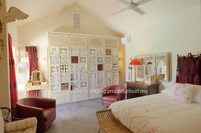 Villa PDS à vendre à Grand Baie, 378m², terrain 1 000m², piscine privée, bureau, options web, accessible aux étrangers.