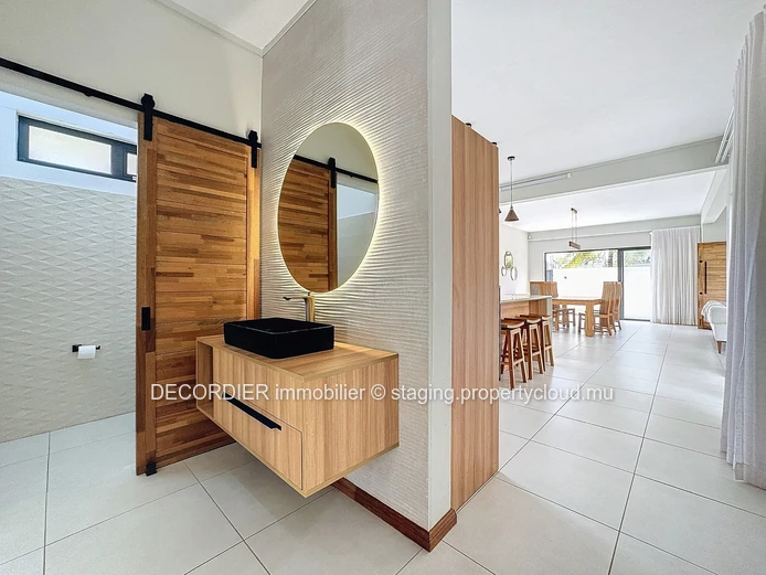Modern and functional house with swimming pool