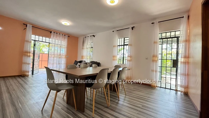 Grande maison familiale avec piscine à louer à Péreybère – Long terme