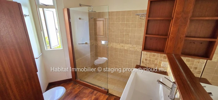 Ce luxueux appartement contemporain meublé et équipé de 151 m2 se situe dans un quartier calme et hautement résidenti...