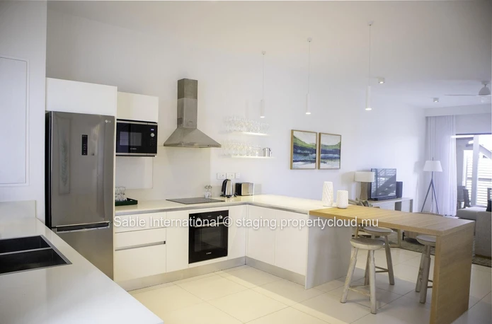 Appartement R+2 à vendre à Péreybère, 101m², 2 chambres, piscine commune, proche de la mer et des commerces.