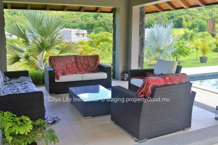 Beautiful villa with beautiful volumes in secured and calm residence.