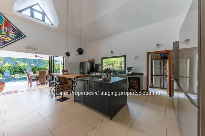 Mountain Retreat Oasis: Tropical Luxury Villa with Resort Amenities
