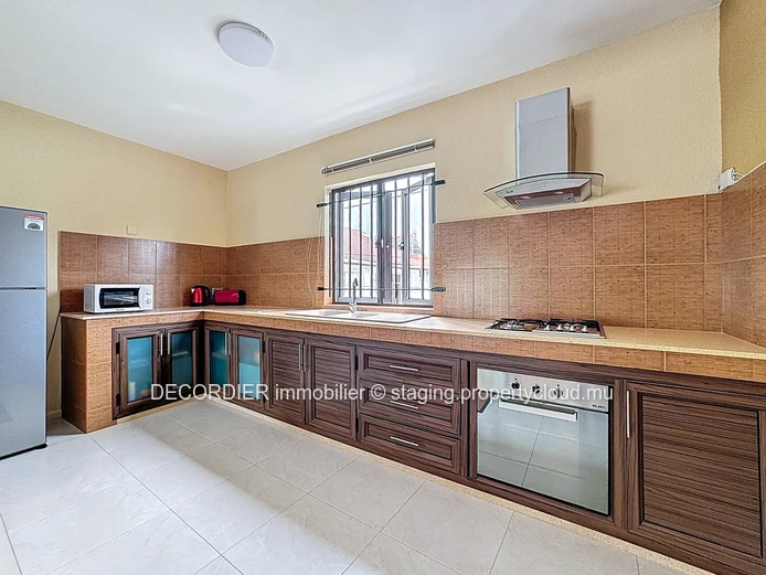 Unique opportunity: house with apartments, studio and sea view!