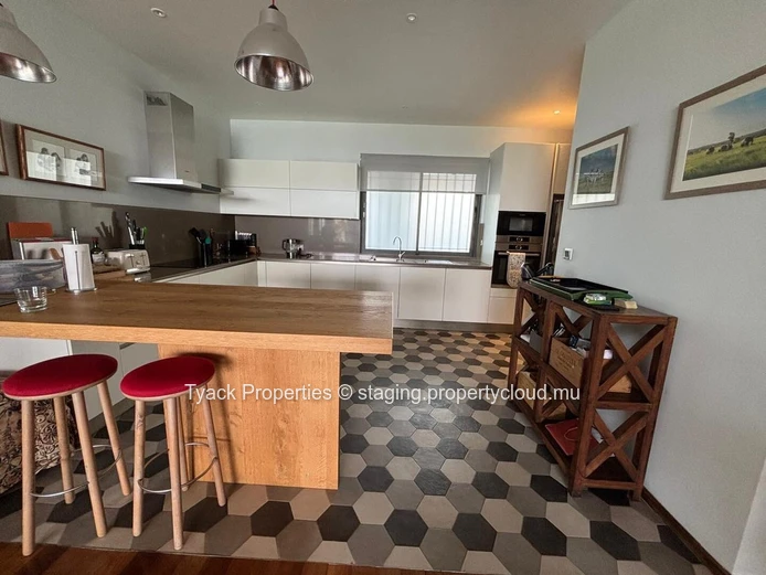Penthouse avec Vue Mer à Vendre à Roches Noires – Accès Ascenseur Privé