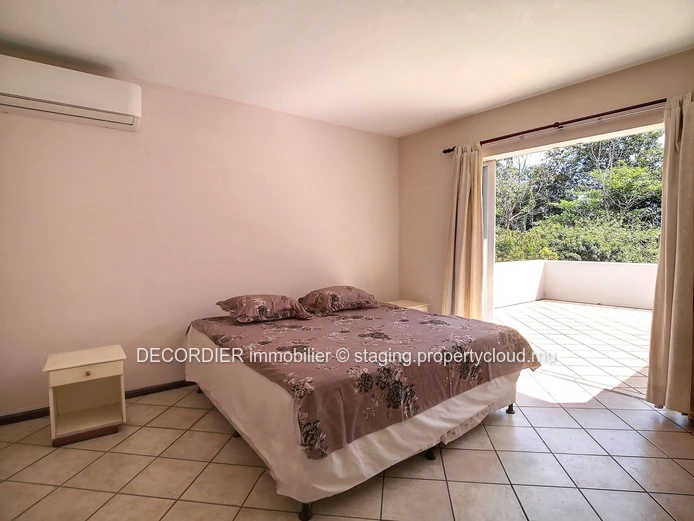 Belle maison avec piscine sur un grand terrain en face d'une rivière