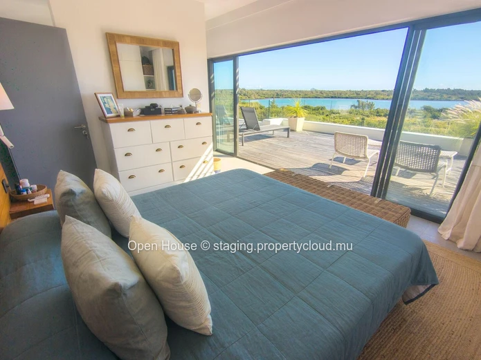 Luxurious penthouse, 3/4 bedrooms, private and communal pool, boat parking and launching ramp. Sea and island views.