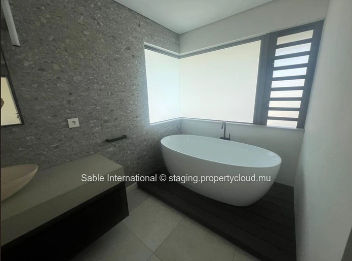 Villa RES à vendre à Beau Champ, 589m² habitable, 2.400m² terrain, 5 chambres, piscine privée, accès mer, salle de gym.