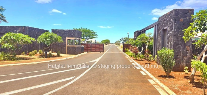 Big plot of 570 toises (2,166 m2 / 51 perches), located in the gated community “West Cape”, in Tamarin