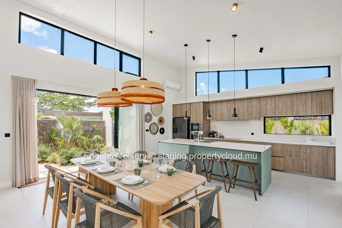 FOR SALE - Luxury 4 bedrooms Villa in Tamarin