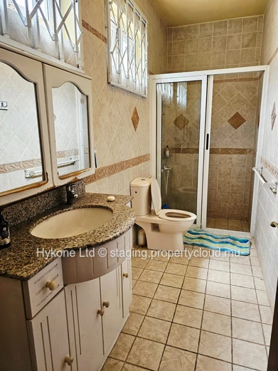 Maison Pied Dans L'eau En Vente À Baie Du Tombeau