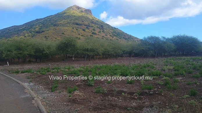 Terrain résidentiel de 3083m2 à vendre en Morcellement sécurisé à Tamarin, vue montagnes. Prix Rs.