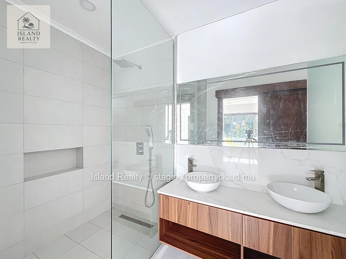 ISLAND REALTY offers you a real gem in Petite Pointe aux Cannoniers: a magnificent 229 m² apartment located just a 2-...
