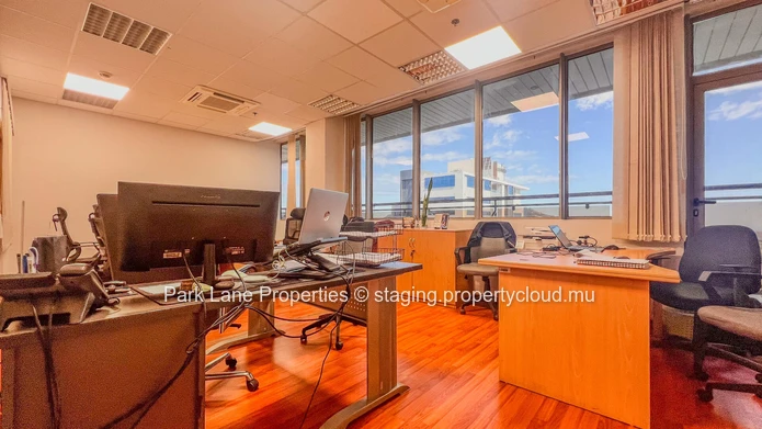 Experience Excellence: Your Panoramic Office in Ebene!