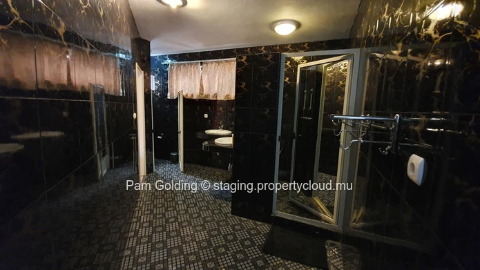 Propriété spacieuse de 8 chambres à coucher avec piscine à vendre à Flic en Flac