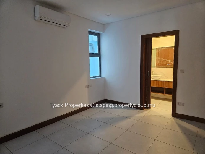 Appartement G+2 à Vendre à Pointe Aux Cannoniers – Rez-de-Chaussée Luxueux avec Accès Jardin