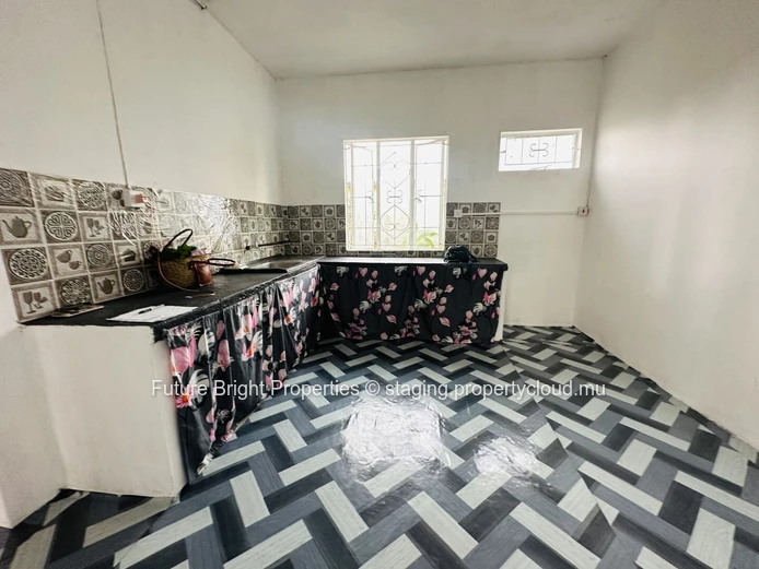 À vendre : Maison de 3 étages avec 6 chambres, idéale pour un investissement.
