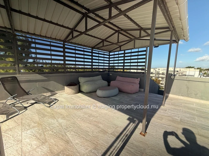 À LOUER – Penthouse moderne avec rooftop et piscine privée à Péreybère