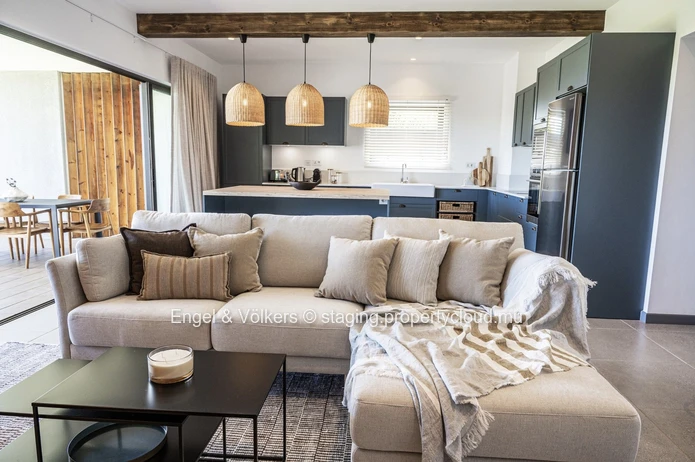 Ground-floor apartment with a superb sea view.