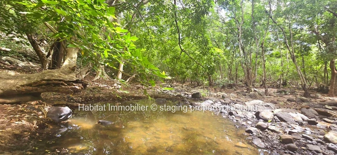 Superbe terrain résidentiel de 871 toises, situé en bordure de rivière dans un lotissement privé à Tamarin