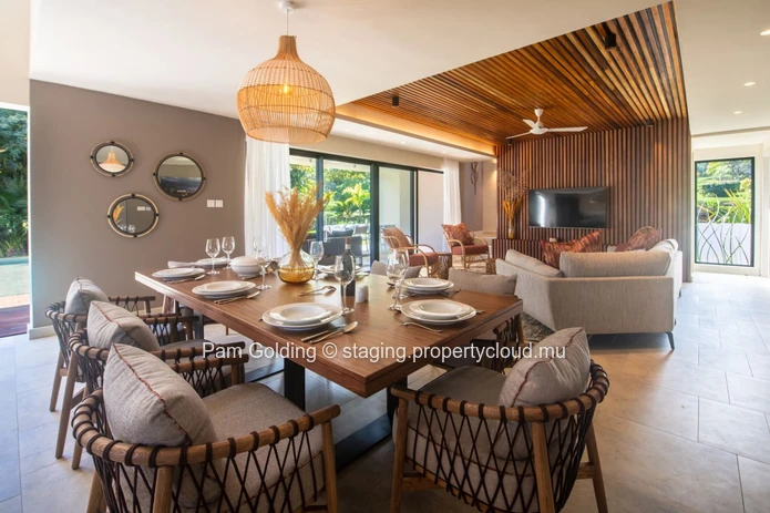 Cette fabuleuse villa moderne, entièrement meublée et prête à être emménagée, a été conçue par des experts en décorat...