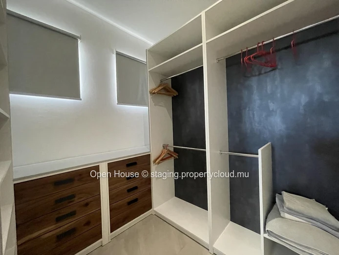 VILLA PDS à louer, Grand Baie, 350m², 4 chambres, piscine privée, proche de toutes commodités. Prix Rs 160 000.