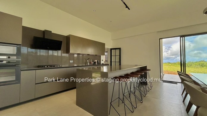 Elegant 3-Bedroom Villa for Rent in Golf Estate