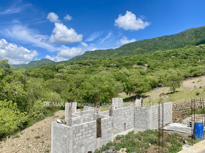 Luxury Villas in Gated Sanctuary between Mountains and the Ocean