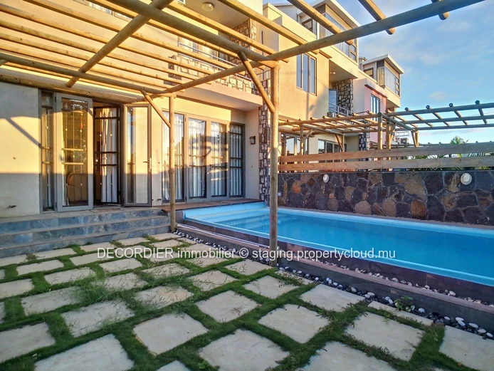 Jolie maison sur 2 niveaux avec une piscine et un rooftop