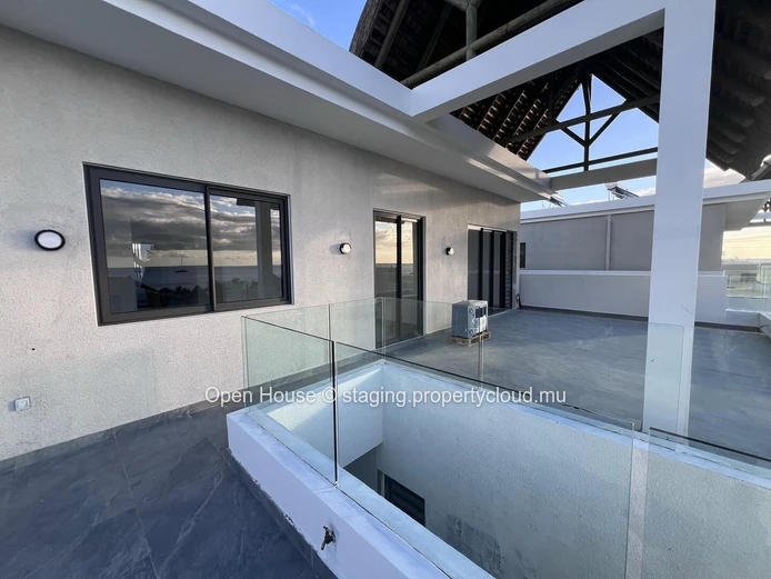 Penthouse face à la mer à Rivière Noire, 280m², 3 chambres, piscine privée, vue mer panoramique.