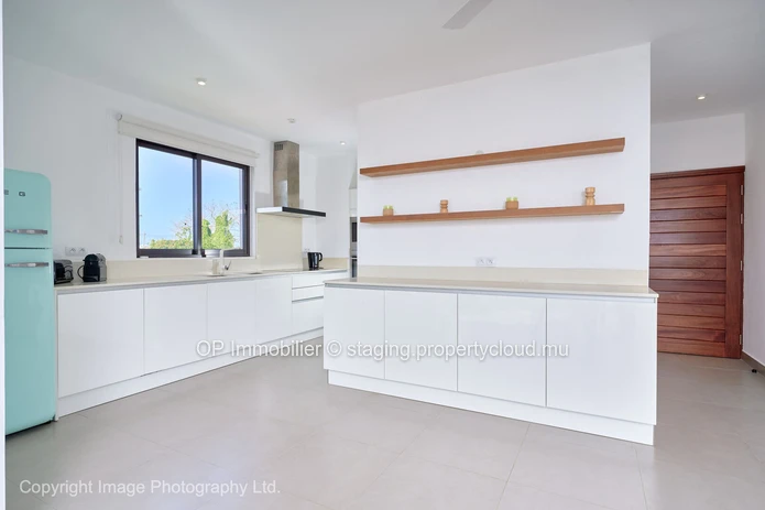 Appartement R+2 à vendre à PEREYBERE, Grand Baie, 120m², 2 chambres, piscine commune, parking gardé, meublé, 295 000 €.